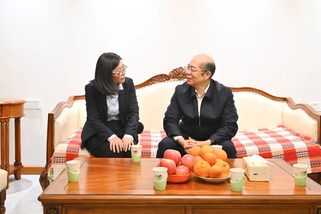 國(guó)務(wù)院國(guó)資委黨委委員、副主任譚作鈞看望慰問(wèn)中國(guó)化學(xué)“時(shí)代楷模”邱軍同志家屬